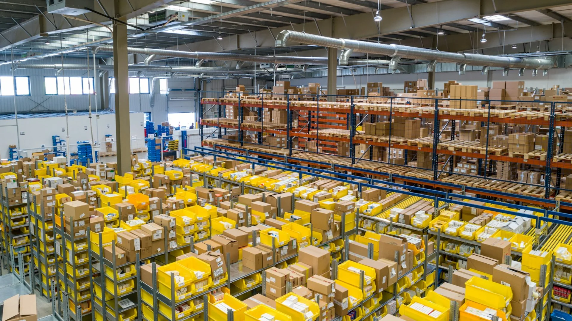 High activity distribution center with pallet racking
